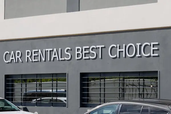 Araba kiralama şirketi, araç kiralamak isteyen müşteriler için en iyi seçenek olarak hizmet veriyor.