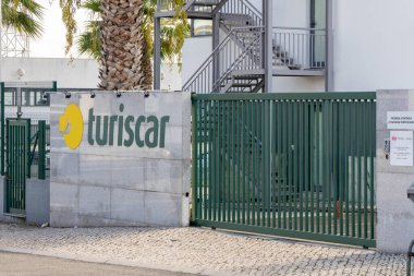 Turiscar logosu bina cephesinde sergileniyor. Kiralık araba endüstrisinde marka kimliği ve varlığı sergileniyor.