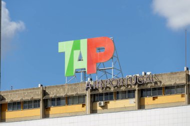 Tap Air Portekiz logosu mavi gökyüzünün altındaki bir binada sergileniyor.
