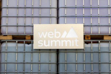 Endüstriyel su tanklarında web zirvesi logosu, Kasım 2024 'te Lizbon' da teknoloji dünyasının buluşma noktasını gösteriyor.