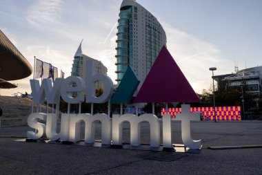 Lizbon, Portekiz 'deki etkinlikte teknoloji ve yeniliğin birleşmesini sembolize eden büyük web zirvesi işareti