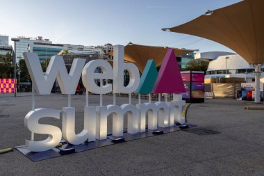 Kasım 2024 'te Lizbon, Portekiz' deki etkinliğin girişinde büyük web zirvesi tabelası aydınlatıldı.