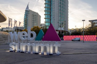 Park das nacoes, Lizbon, Portekiz 'deki yıllık teknoloji konferansında büyük web zirvesi tabelaları sergilendi.