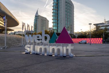 Lizbon, Portekiz 'deki etkinlik mekanında büyük web zirvesi tabelası, teknoloji uzmanları ve heveslilerin bir araya gelişini simgeliyor.