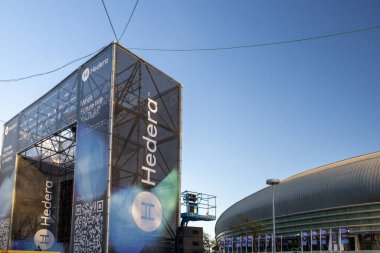 Kasım 2024 'te Lizbon, Portekiz' deki web zirvesinde bir teknoloji şirketinin reklamını yapan büyük afişler.