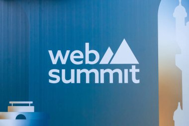 Web Zirvesi logosunun kapanışı, Lizbon 'da önemli bir teknoloji konferansı düzenlendi, dijital dünyadaki yenilik ve ağların altı çizildi