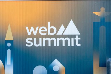 Kasım 2024 etkinliği sırasında Lizbon, Portekiz 'deki bir binada web zirvesi logosu görüntülendi.