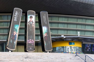 Harry Potter 'ı ve Altice Arena, Lisbon, Portekiz' deki konser ilanlarını gösteren dikey lcd ekranları.