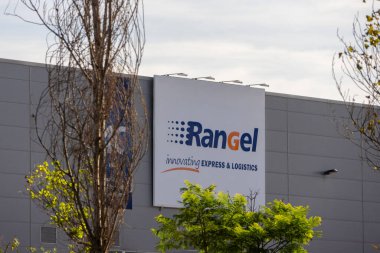Dışarıdaki bir binada Rangel lojistik tabelası var. Markalarını ve hizmetlerini ekspres teslimat ve lojistikte gösteriyor.