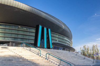 Lizbon, Portekiz 'deki meo arena' nın modern mimarisi, basamaklar, rampalar ve ayırt edici bir tasarım içerir.