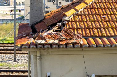Kırık ve hasarlı çatı kiremitleri bakımsızlık ve onarım gerektirdiğini gösteriyor.