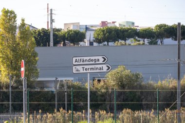 Lizbon, Portekiz 'de Alfandega ve terminal yönlerini gösteren yol işaretleri gezginlere ve yolculara rehberlik ediyor.