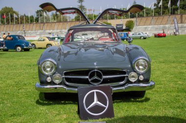 Klasik Mercedes Benz 300 Sl Gullwing Coupe. İkonik tasarımını bir araba fuarında açık martı kanat kapılarıyla sergiliyor.