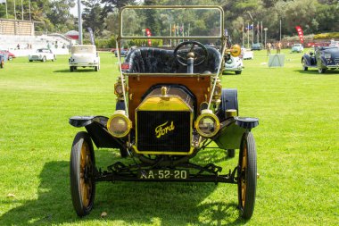 Klasik bir araba fuarında çimlerin üzerine park edilmiş parlak bir Ford Modeli.