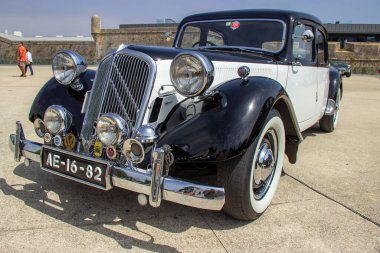 Klasik Citroen çekici araç bir kalenin yakınına park edilmiş, klasik zarafetini ve tarihsel önemini sergiliyor.