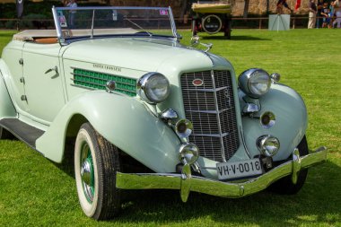 Klasik Auburn Speedster 851 klasik bir araba şovu sırasında yeşil çimlere park etmiş.