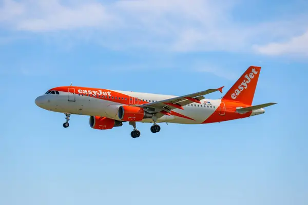 Turuncu ve beyaz kolay jet Airbus a320 Lisbon Humberto Delgado uluslararası havaalanına iniyor.