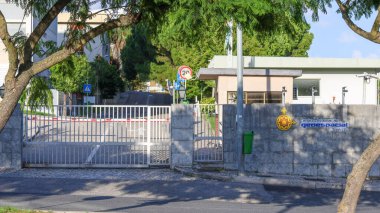 Lizbon, Portekiz 'deki ordu coğrafi bilgi merkezine giriş kapısı, yol ve ağaçları gösteriyor.