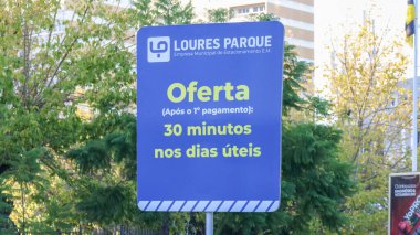 Loures, Portekiz 'de dikey mavi park levhası, hafta içi 30 dakikalık bedava park yeri.