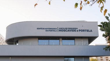 Lizbon, Portekiz 'deki Sivrisinek ve Portela bölgesi konseyinin modern binasında eğri bir cephe ve geniş pencereler yer almaktadır.