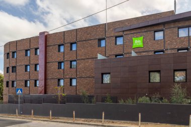 Porto, Portekiz 'deki otel Ibis stillerinin modern mimarisi, tuğla ve metal ön cephe içerir