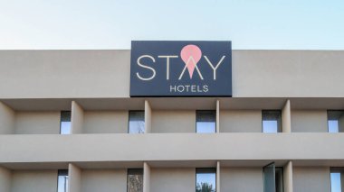 Konaklama otellerinin logosuna sahip modern otel cephesi, rahat ve şık konaklama öneriyor.