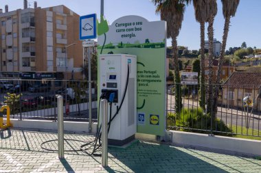 Portekiz 'de temiz enerji ve sürdürülebilir ulaşım çözümlerini destekleyen modern ev şarjı