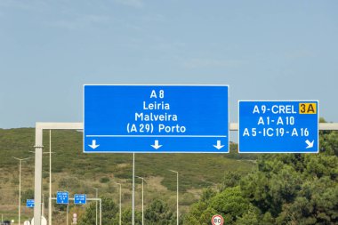 Portekiz 'de, Leiria, Malveira ve Porto' da da dahil olmak üzere çeşitli istikametleri gösteren mavi yol işaretleri var.