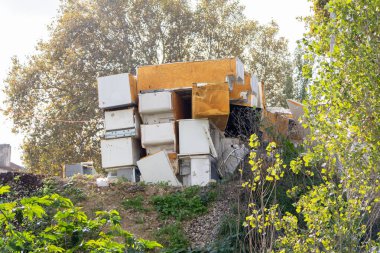 Eski terk edilmiş buzdolabı çevreyi soğutucu gazlarla kirletiyor.