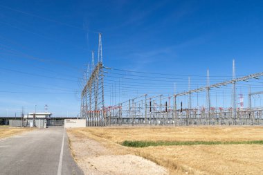 Ribatejo ren cut station Carregado, Portekiz 'de güneşli bir günde elektrik dağıtımı