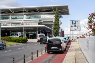 Lizbon Havaalanı 'nda gelen yolcular için bekleyen taksi kuyruğu.