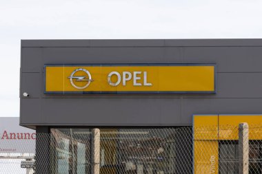 Otomotiv endüstrisini ve marka kimliğini temsil eden bir galeri binasında Opel logosu sergilendi