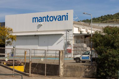 Reggio Emilia, İtalya 'daki Mantovani hayvan besin fabrikasının dışı. Şirket minibüsü ve yükleme bölümü.