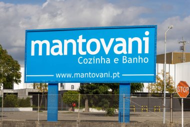 Mantovani logosunu ve web sitesini gösteren parlak mavi ilan panosu Portekiz 'de mutfak ve banyo ürünlerini tanıtıyor.
