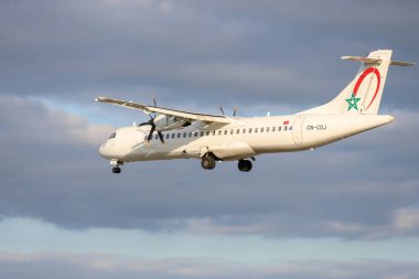 Bölgesel turboprop uçağı Portekiz 'deki Lizbon Humberto Delgado uluslararası havaalanına iniyor.