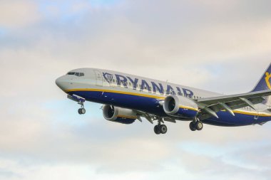 Ryanair Boeing 737 maksimum 8, Lizbon Humberto Delgado Uluslararası Havaalanı, Portela Havaalanı, Lizbon, Portekiz