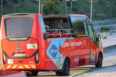 Kırmızı gri çizgi, Lizbon, Portekiz 'de caddeye park etmiş, turistik turlar düzenliyor.