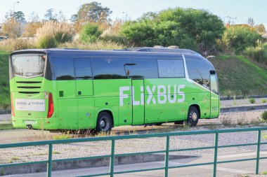 Modern flixbus vagonu bir otoparka park etmiş, rahat ve elverişli bir ulaşım imkanı sunuyor.