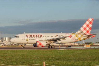 Volotea Airbus a319 Lisbon Humberto Delgado havaalanında taksicilik yapıyor.