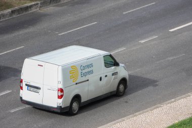 Beyaz Correos, Portekiz 'de ekspres teslimat hizmeti sunan, otoyolda giden nakliye minibüsü.