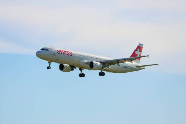 İsviçreli uluslararası Airbus A220 Lizbon Humberto Delgado havaalanına yaklaşıyor.