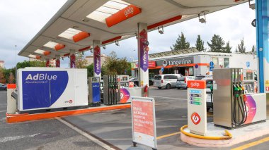 Portekiz 'de bir benzin istasyonunda benzin pompaları ve bakkal, adblue dahil olmak üzere çeşitli yakıt seçenekleri sunuyor.