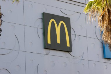 McDonald 'ın logosu modern bir binanın dış tarafında sergileniyor.