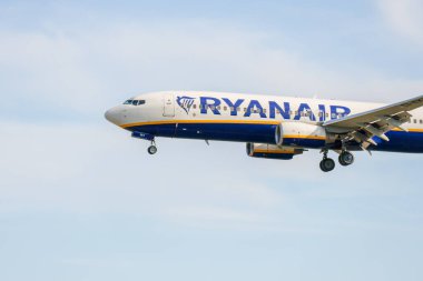 Ryanair uçağı güneşli bir günde Lizbon Humberto Delgado uluslararası havaalanına iniyor.