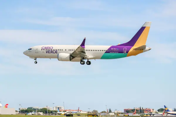 Cabo Verde Havayolları Boeing 737 Maksimum 8 Lizbon Humberto Delgado Havaalanı, Portekiz