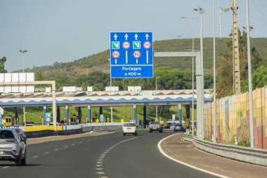 Otoyolda giden araçlar Portekiz 'de bir gişeye yaklaşıyor.