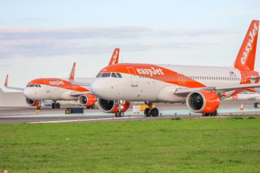 Lizbon Humberto Delgado Uluslararası Havaalanı pistinde taksicilik yapan iki adet kolay jet uçağı.