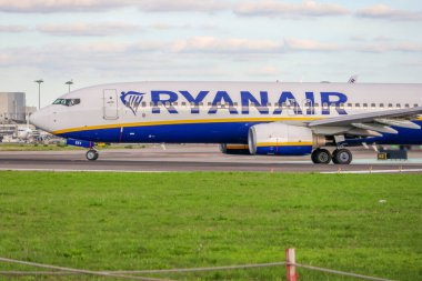 Ryanair Boeing 737 Kalkıştan önce Lizbon Humberto Delgado Uluslararası Havalimanında taksicilik