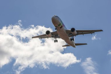 Portekiz Havayolları a320, Lizbon Humberto Delgado Uluslararası Havaalanına iniyor.