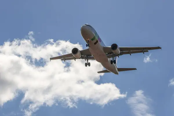 Portekiz Havayolları a320, Lizbon Humberto Delgado Uluslararası Havaalanına iniyor.